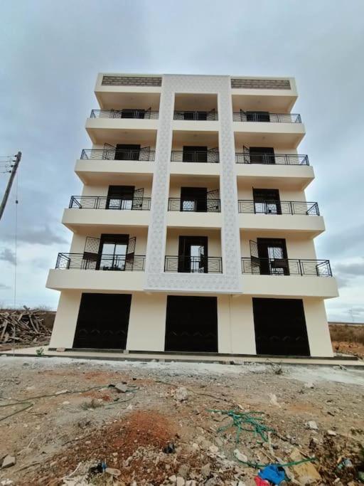 1 Bedroom Fully Furnished Luxurious Apartment Voi Town エクステリア 写真
